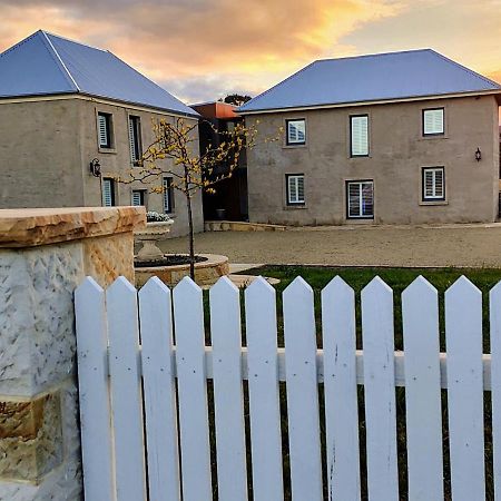 Triabunna Barracks Bed & Breakfast エクステリア 写真